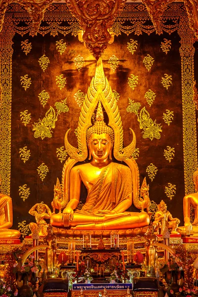 Phrae, Bangkok, Thailandia, febbraio, 7,2016: Statua di Buddha a Wat ph — Foto Stock