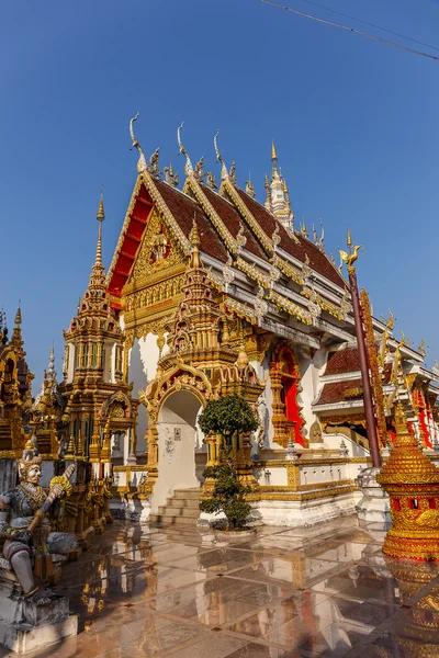Wat phra that suthon mongkol khiri Templo en Phrae en Tailandia —  Fotos de Stock
