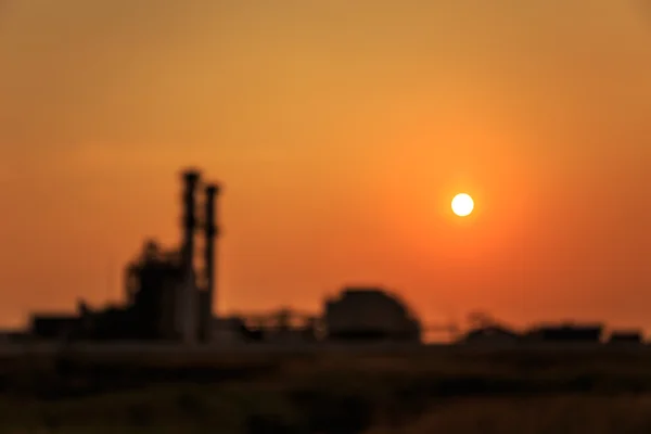 Elektriska anläggningar och solnedgång himlen oskärpa bakgrund — Stockfoto