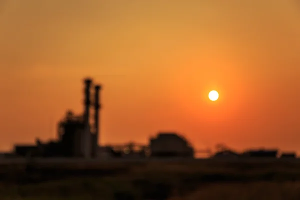 火力发电厂和模糊背景的夕阳的天空 — 图库照片