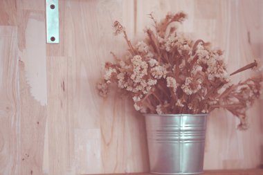 Bir vazoda saman çiçekler