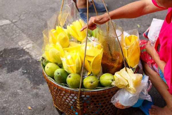 Tagliare i frutti preparati dal venditore ambulante in Thailandia — Foto Stock