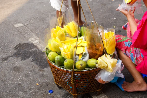 Cortar frutas preparadas del vendedor ambulante en Tailandia — Foto de Stock