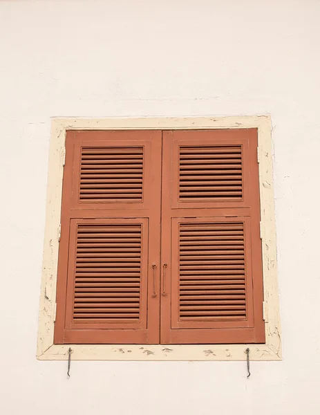 Ventanas de madera en la pared blanca — Foto de Stock