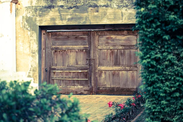 Vieille porte en bois sur le mur — Photo