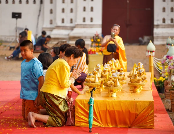 Lopburi, Thaiföld - 2016. február 20.: Egy fiatal nő portréja — Stock Fotó