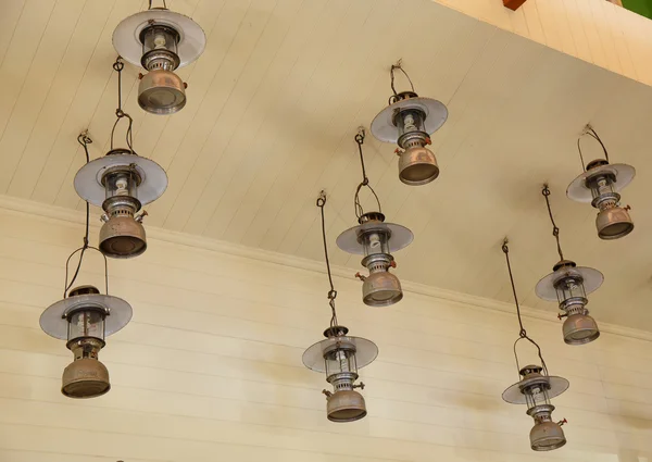 Антикварные лампы, украшающие комнату . — стоковое фото