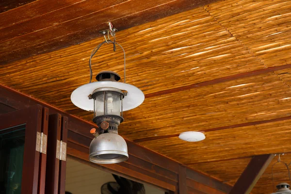 Antika lampor som pryder rummet. — Stockfoto