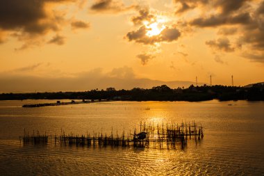 Balık köprü Laem Sing Chanthaburi, Tayland kafesleri