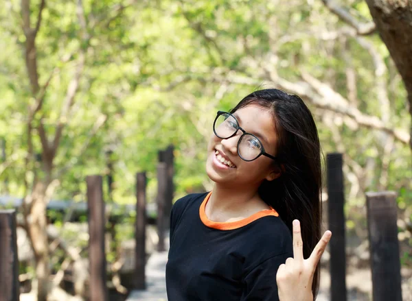 Tiener meisje leuke vrolijke glimlach in het park. — Stockfoto