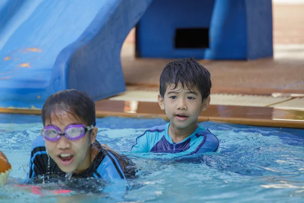 Feliz asiático niños tener divertido en piscina — Foto de Stock
