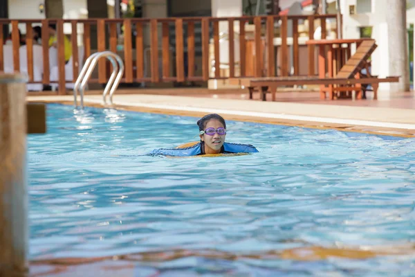 Chica asiática en una piscina . — Foto de Stock