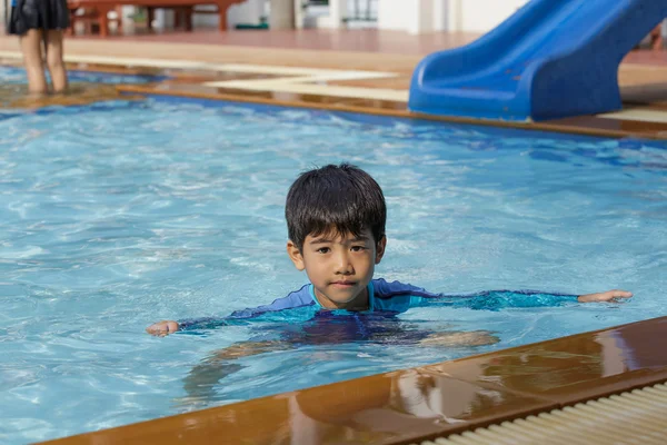 Asiático chico en la piscina — Foto de Stock