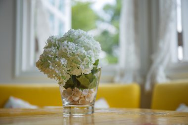 Yemek masası üzerinde yapay çiçekler