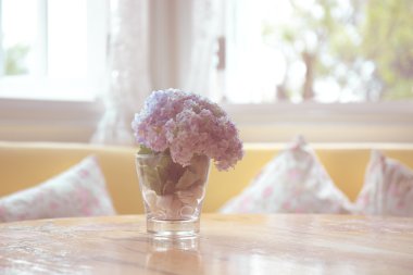 Yemek masası üzerinde yapay çiçekler