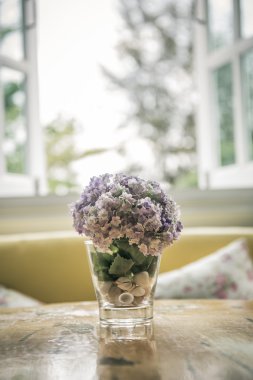 Yemek masası üzerinde yapay çiçekler