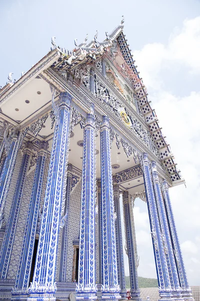 Bela igreja budista com céu em Chantaburi, Tailândia — Fotografia de Stock