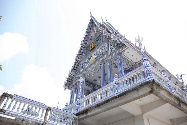 Hermosa iglesia budista con cielo en Chantaburi, Tailandia — Foto de Stock
