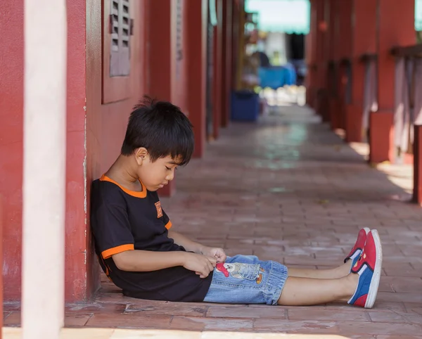 Retrato de un niño sonriente en el parque — Foto de Stock