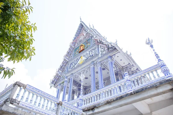 Hermosa iglesia budista con cielo en Chantaburi, Tailandia — Foto de Stock