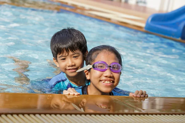 Feliz asiático niños tener divertido en piscina — Foto de Stock