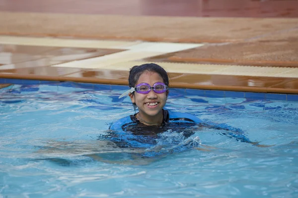 Chica asiática en una piscina . — Foto de Stock