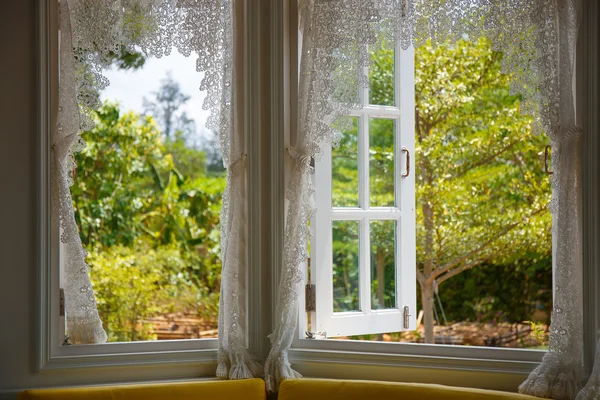 Offenes Fenster zum Hinterhof — Stockfoto