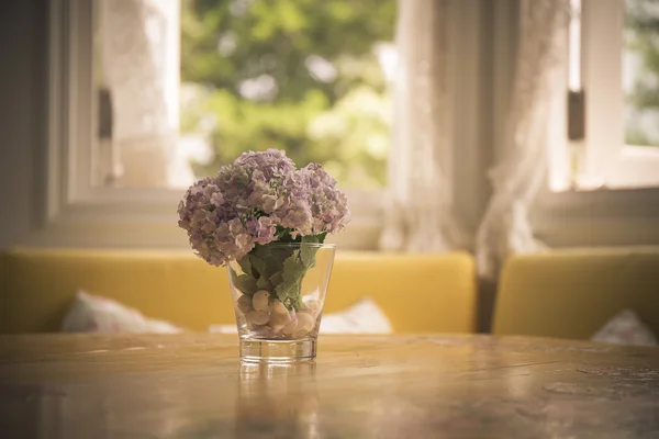 Τα τεχνητά λουλούδια στο τραπέζι τραπεζαρίας — Φωτογραφία Αρχείου