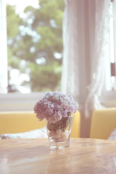 Flores artificiais na mesa da sala de jantar — Fotografia de Stock