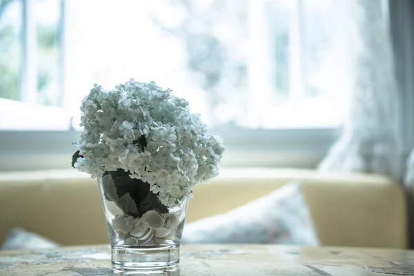 Yemek masası üzerinde yapay çiçekler — Stok fotoğraf