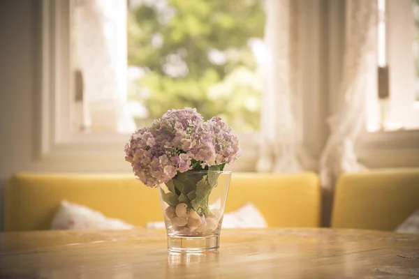 Umělé květiny na stole — Stock fotografie