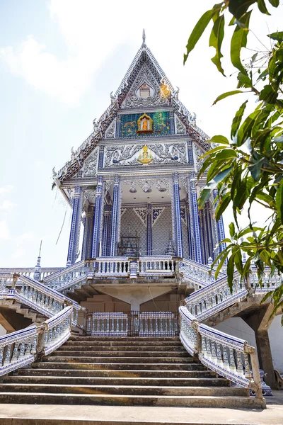 美丽的佛教教会与泰国尖竹汶的天空 — 图库照片