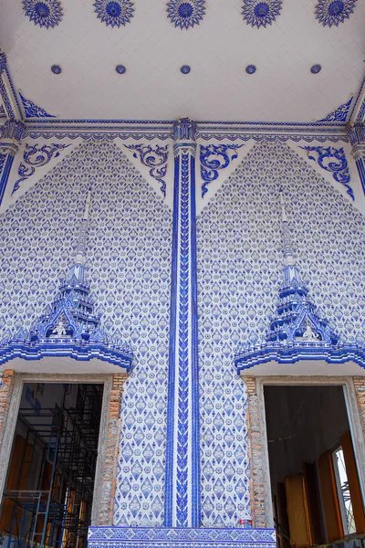 Bela igreja budista com céu em Chantaburi, Tailândia — Fotografia de Stock