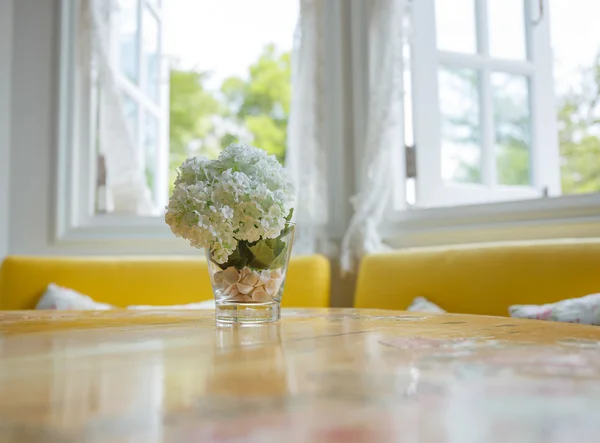 Fiori artificiali sul tavolo della sala da pranzo — Foto Stock