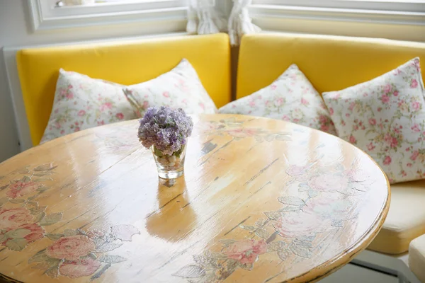 Sztuczne kwiaty na stole w jadalni — Zdjęcie stockowe