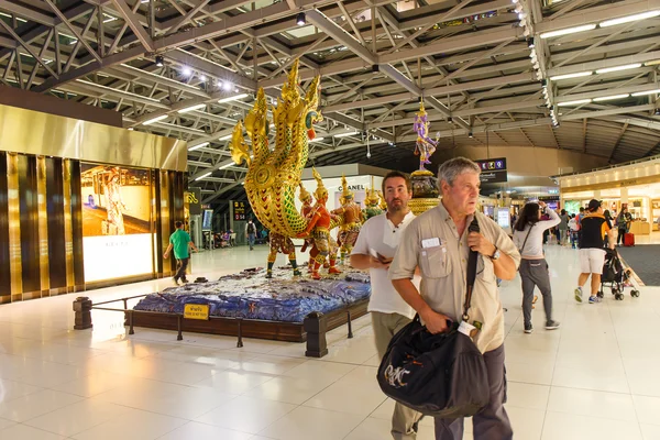 Bangkok, Tailândia - 21 de março de 2016: Aeroporto de Suvarnabhumi é um dos dois aeroportos internacionais em Bangkok . — Fotografia de Stock