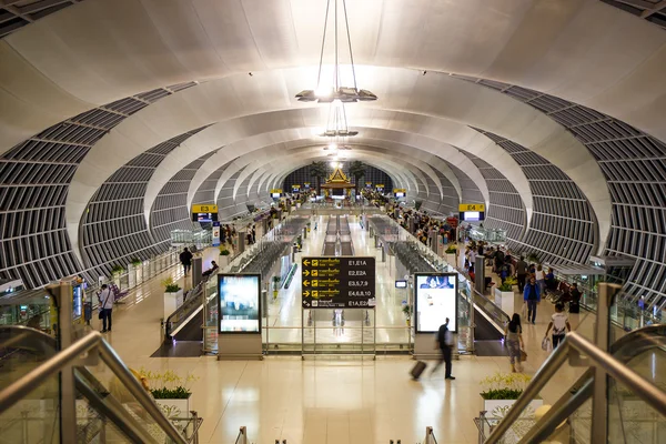 Bangkok, Thailand - 21 mars 2016: Suvarnabhumi flygplats är en av två internationella flygplatser i Bangkok. — Stockfoto