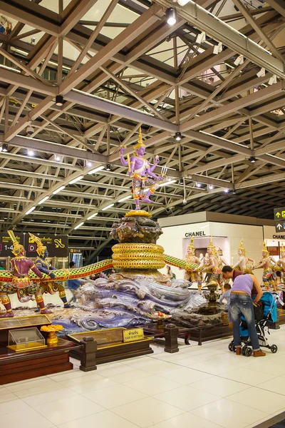 Бангкок, Таиланд - 21 марта 2016 года: Аэропорт Суварухуми - один из двух международных аэропортов Бангкока . — стоковое фото