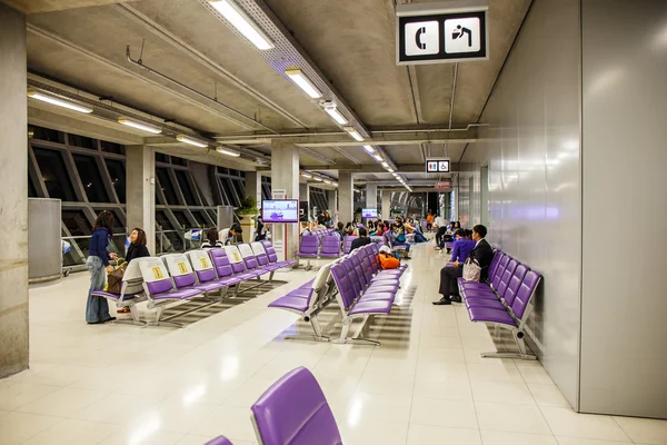 Bangkok, Tailândia - 21 de março de 2016: Aeroporto de Suvarnabhumi é um dos dois aeroportos internacionais em Bangkok . — Fotografia de Stock
