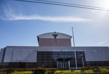 Fukuoka, Japonya - 22 Mart 2016: Fukuoka Airport sokakta bina. Otobüs fotoğraf