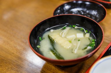 Japon miso çorbası ile tofu masada.