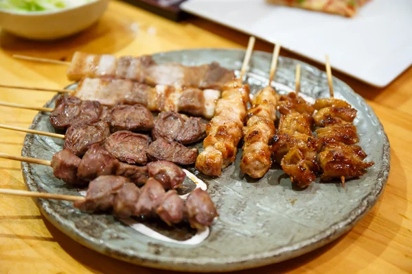 Corações de frango grelhados, yakitori japão estilo alimentar — Fotografia de Stock