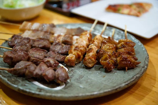 Corações de frango grelhados, yakitori japão estilo alimentar — Fotografia de Stock