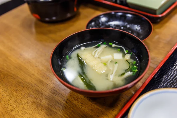 Zuppa di miso giapponese con tofu sul tavolo . — Foto Stock