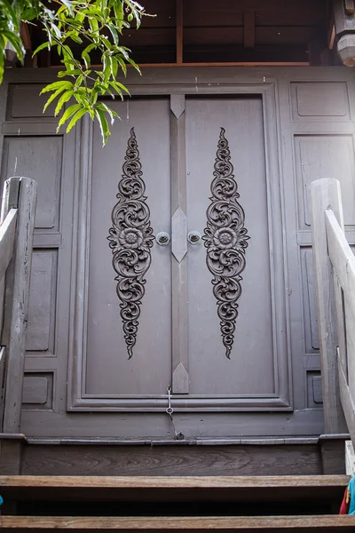 Античные деревянные двери в тайском стиле — стоковое фото