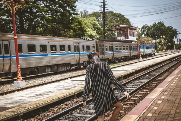 Aziatische jong mooi meisje lopen op het spoor — Stockfoto
