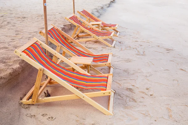 Стільці на пляжі — стокове фото