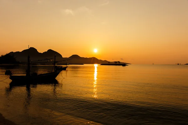 Boats on the beach with the sunset.Beautiful natural seascape — Stock Photo, Image