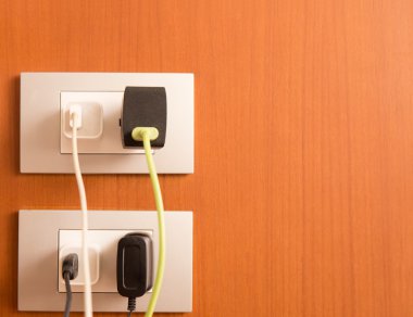 Pil şarj cihazı takın.