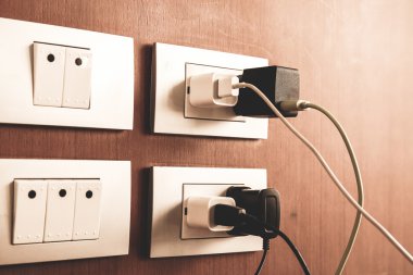 Pil şarj cihazı takın.